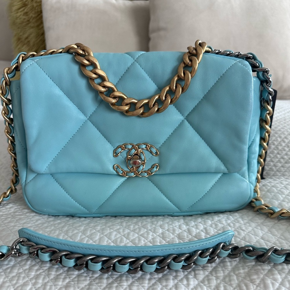 COPY - Chanel lambskin quilted medium 19